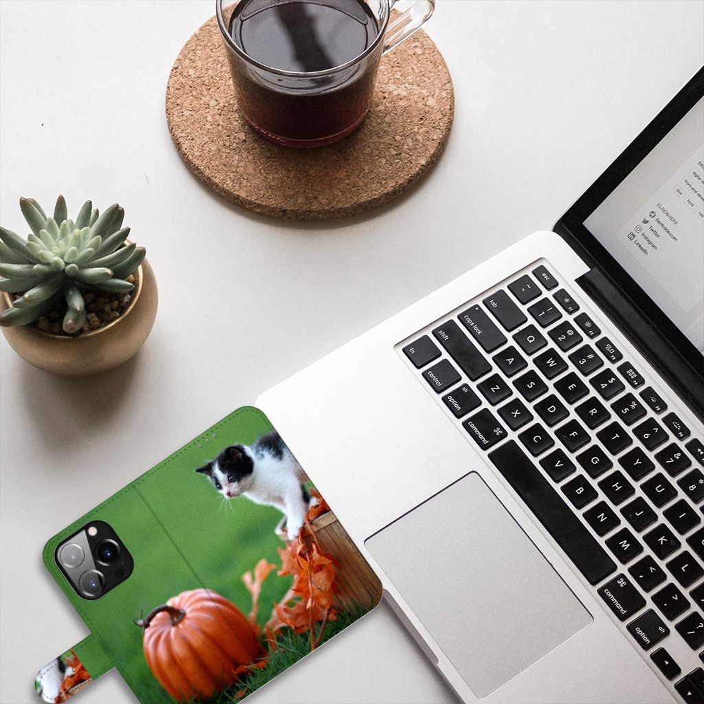 iPhone 14 Pro Telefoonhoesje met Pasjes Kitten naast een laptop en een kopje koffie