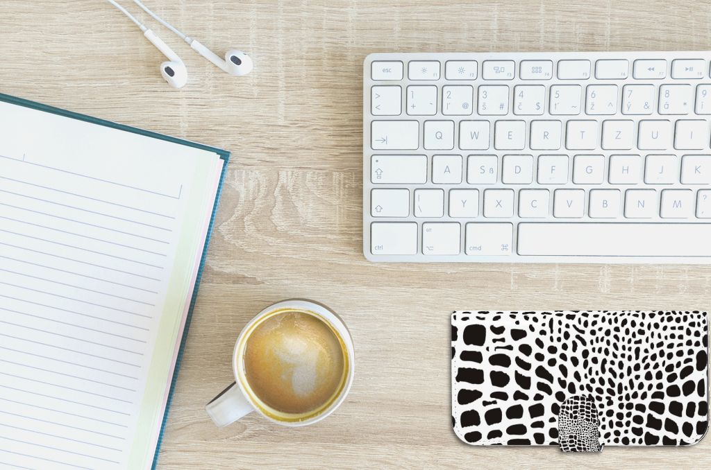 iPhone 15 Plus Telefoonhoesje met Pasjes Slangenprint op bureau met notitieboek en koffie ☕