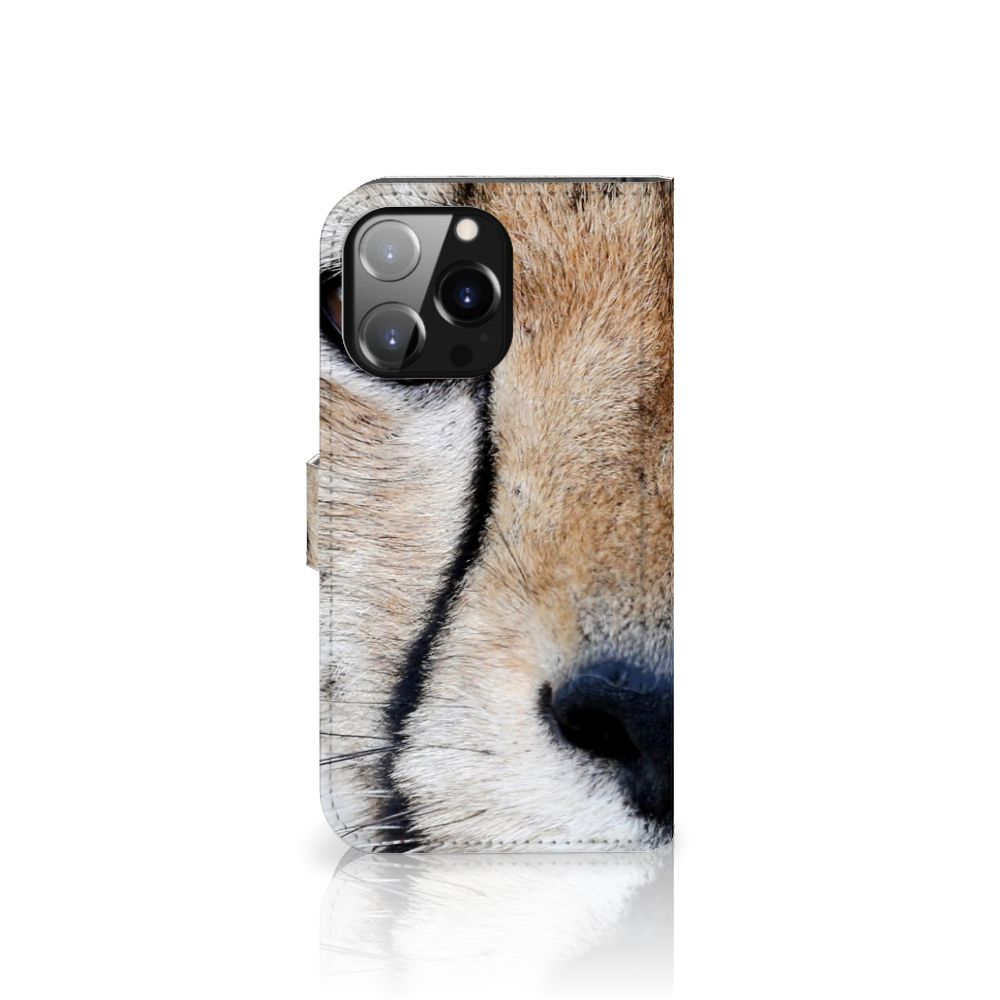 iPhone 14 Pro Max Telefoonhoesje met Pasjes Cheetah close-up van cheeta gezicht op hoesje