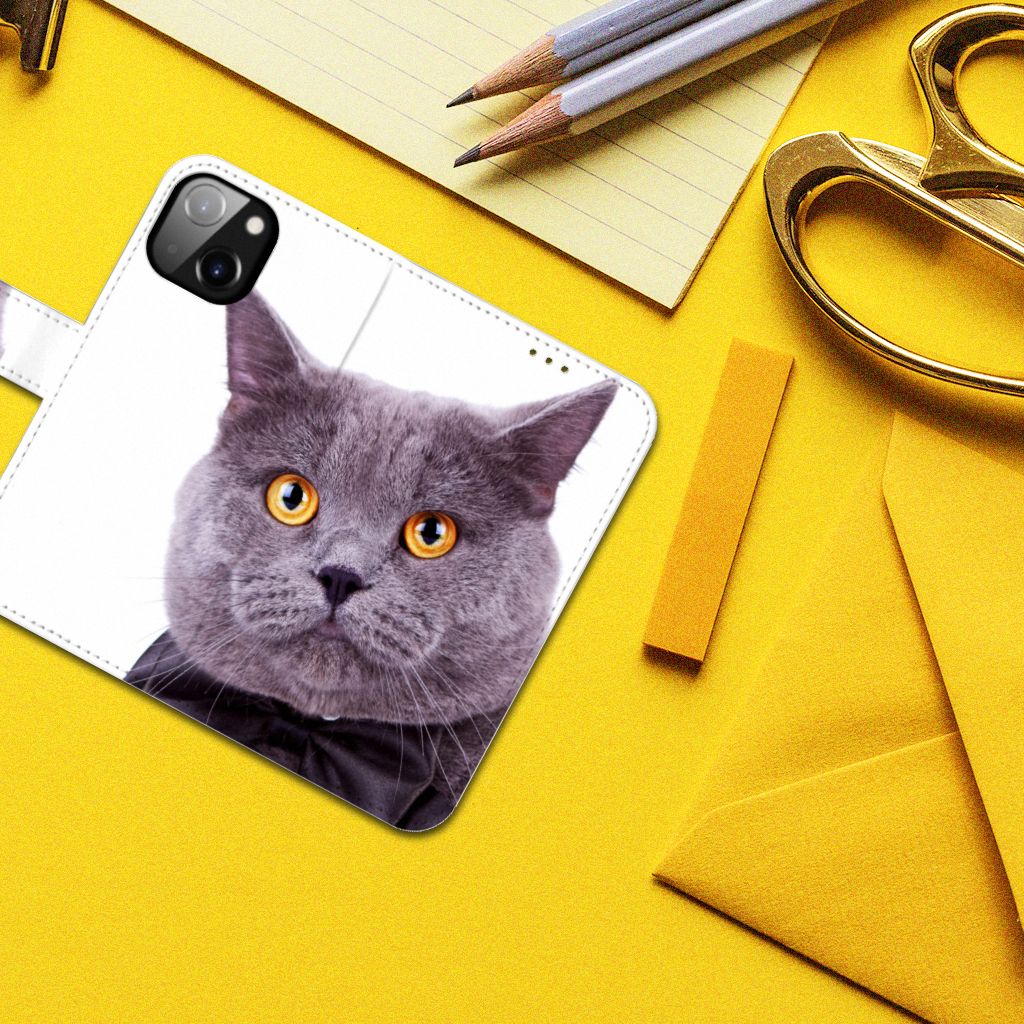Apple iPhone 14 Telefoonhoesje met Pasjes Kat met grijze kat in een zwart jasje en oranje ogen