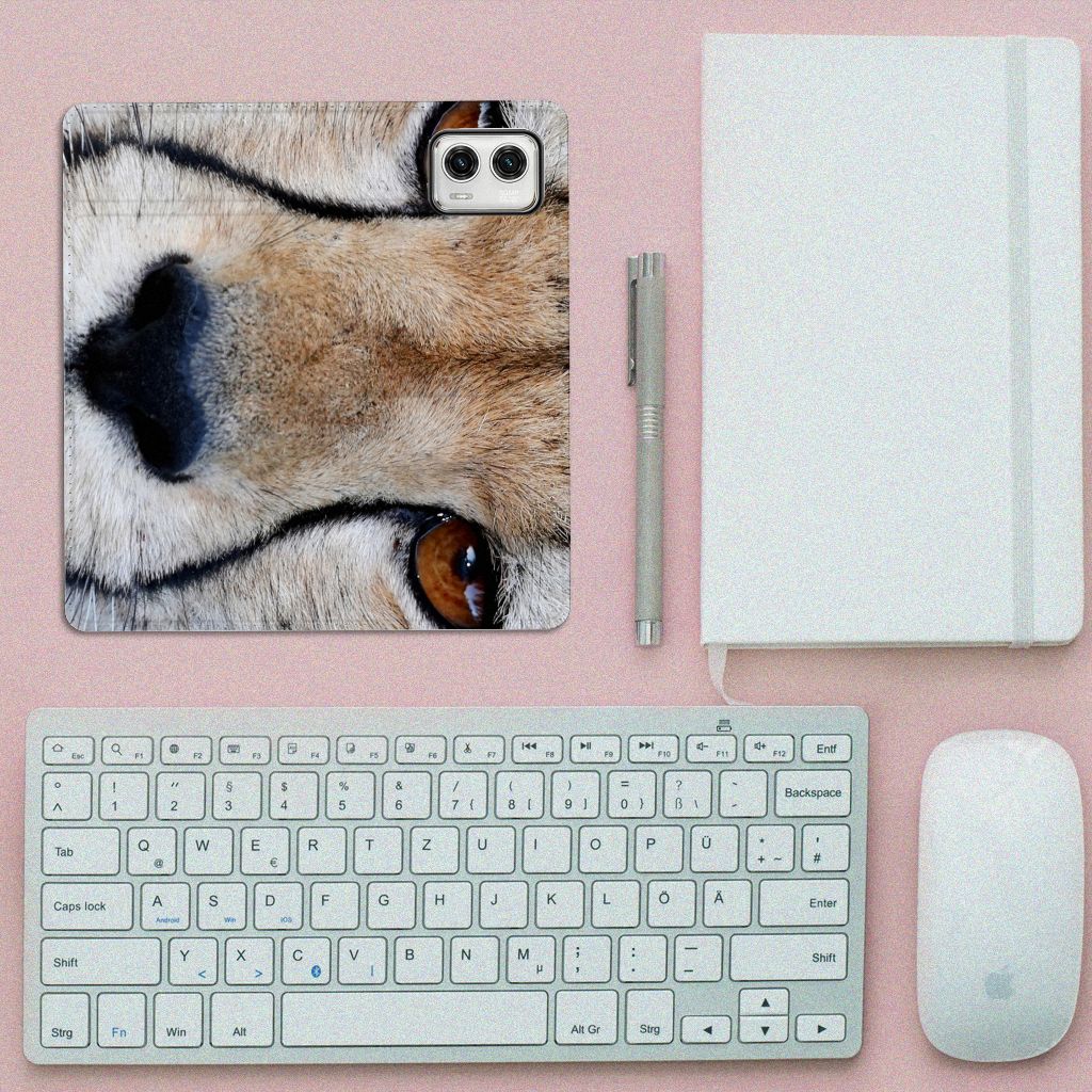 Motorola Moto G73 Hoesje maken Cheetah met close-up van het jachtluipaard op een bureau