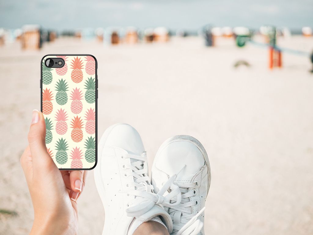 iPhone SE 2022 | SE 2020 | 7/8 Back Cover Hoesje Ananas met ananas design op het strand met sneakers en een hand.