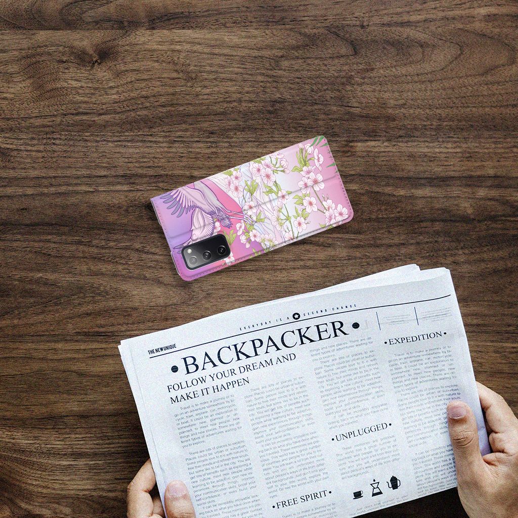 Samsung Galaxy S20 FE Hoesje maken Bird Flying design roze paarse bloemen bovenaanzicht.
