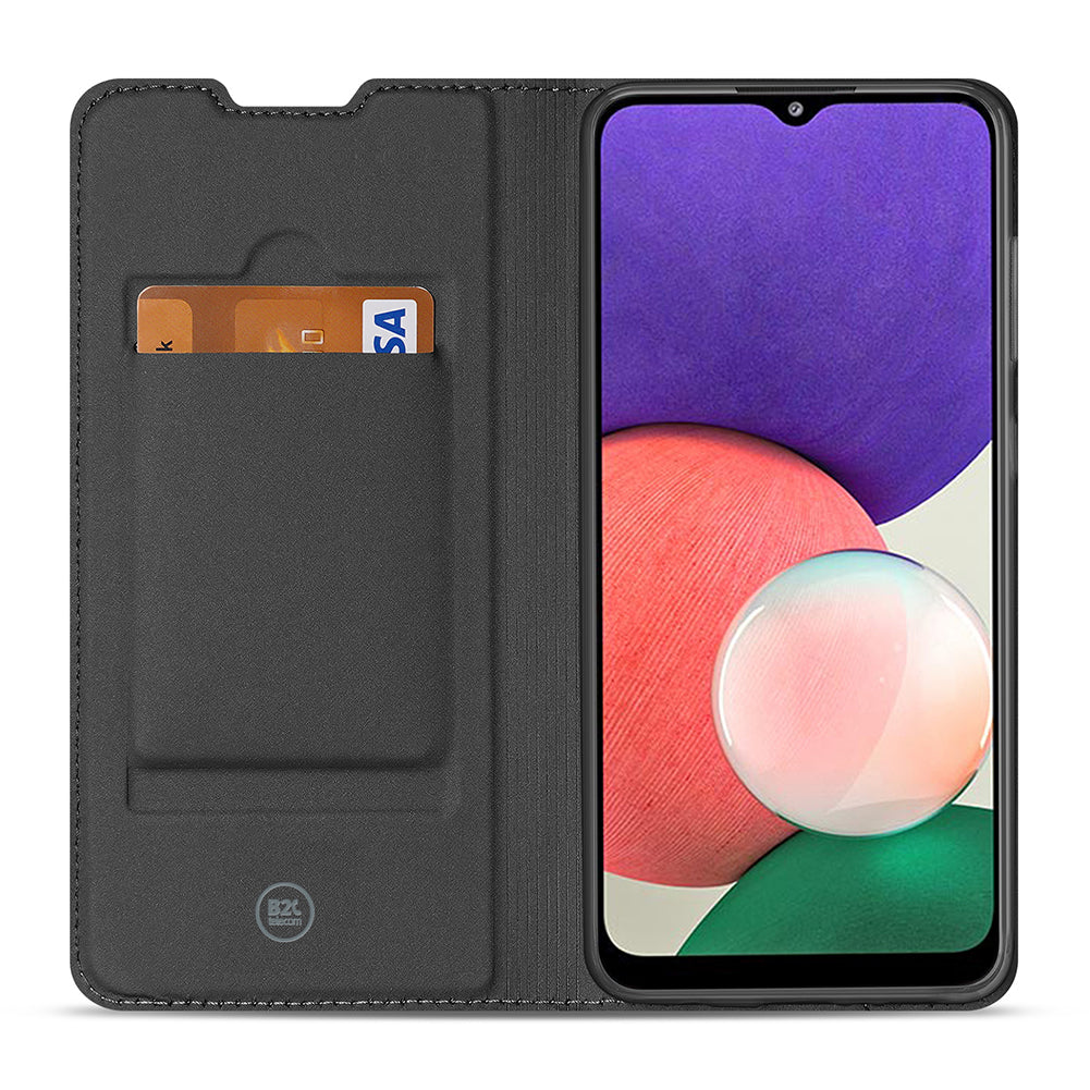 Binnenkant van de opengeklapte Galaxy A22 5G standcase: pasjesvak links, toestel in de houder rechts