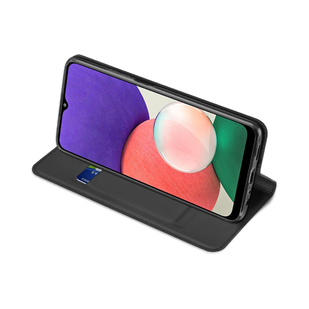 Klep van de Galaxy A22 5G standcase omgevouwen als standaard, toestel liggend met het scherm naar voren