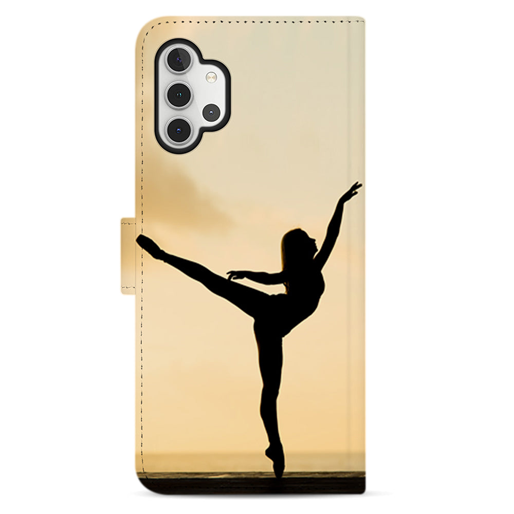 Achterkant van de Galaxy A32 5G bookcase met een ballerina op één been naast de verticale camera-uitsparing