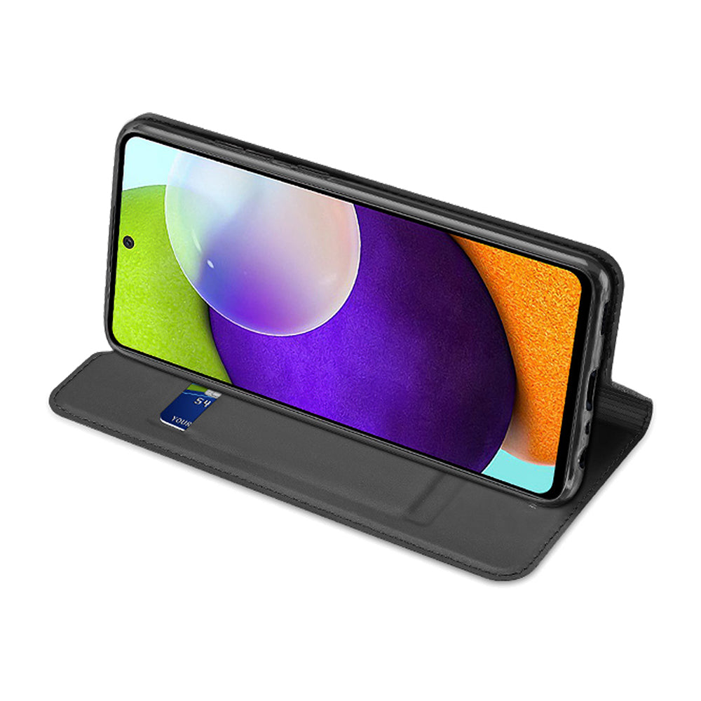 Samsung Galaxy A52 5G liggend in de standcase met omgevouwen klep, poortuitsparing in de zijkant zichtbaar