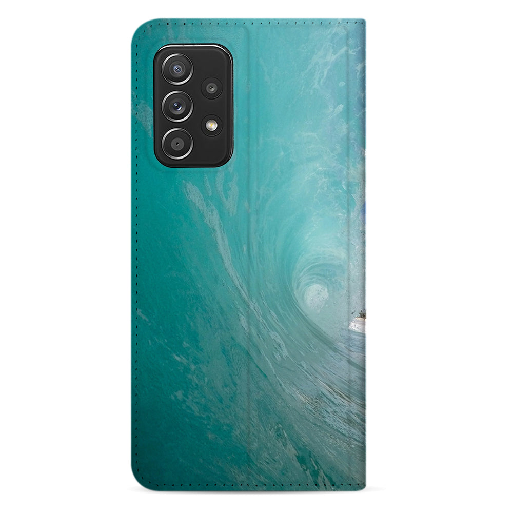 Samsung Galaxy A52 5G standcase met camera-uitsparing en een voorbeeldfoto van binnenin een turquoise golf
