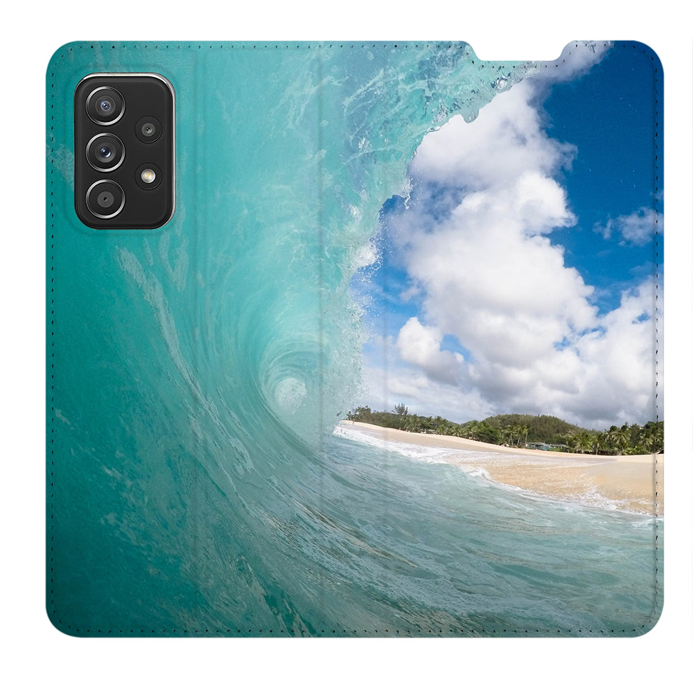 Samsung Galaxy A52 5G standcase uitgevouwen: klep en camera-uitsparing naast elkaar, voorbeeld met golf en strand