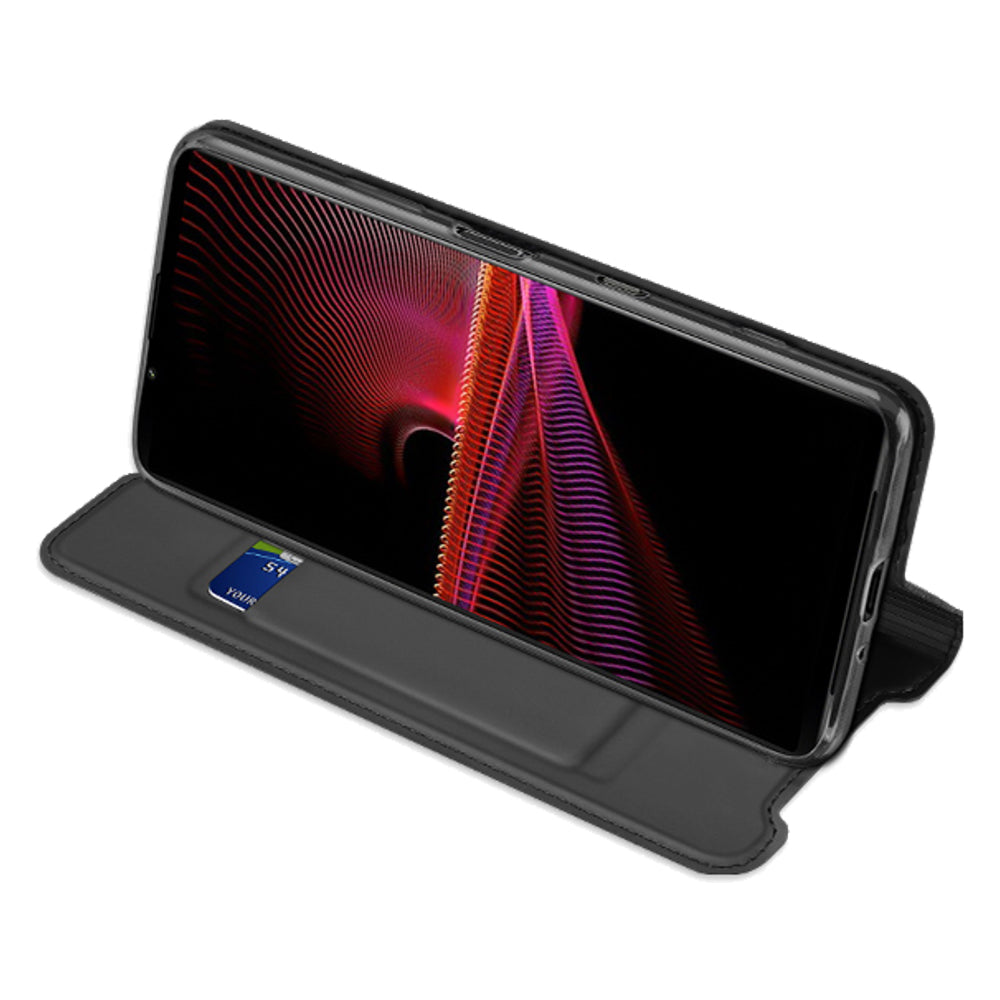 Liggende standpositie: klep van de Sony Xperia 1 III standcase omgevouwen als standaard, scherm schuin naar voren