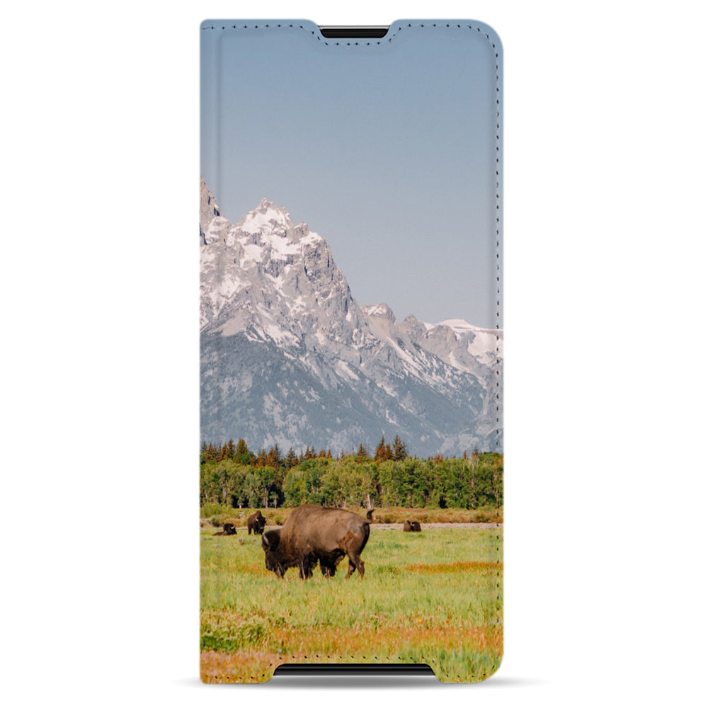 Bergtoppen, bos en een bizon in een weide op de gesloten voorkant van de Sony Xperia 1 III standcase