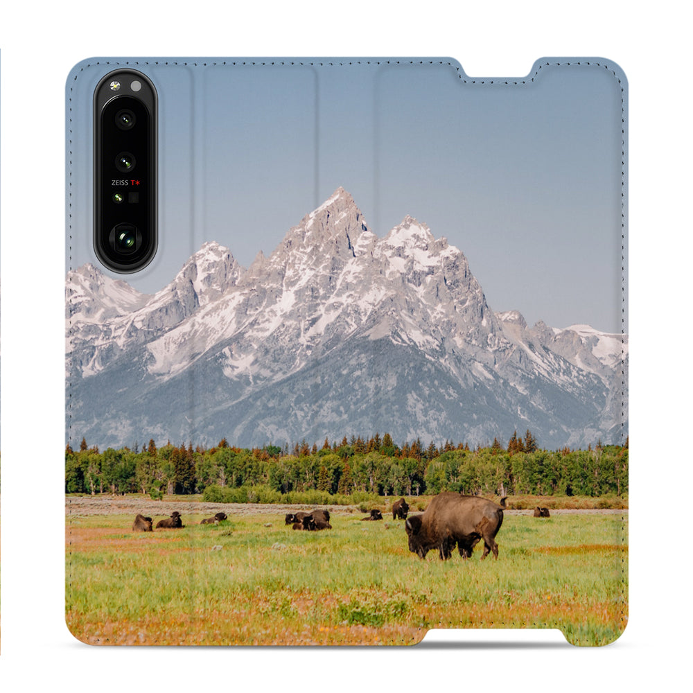 Berglandschap met bizons als voorbeeld op de plat uitgevouwen buitenkant van de Sony Xperia 1 III standcase
