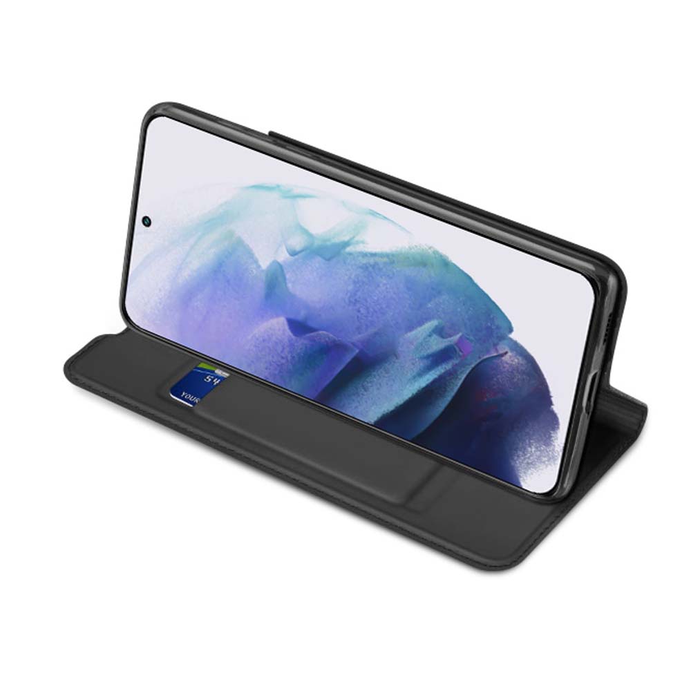 Schuin neergezet met de klep omgevouwen als standaard en het toestel liggend: Samsung Galaxy S22 Plus standcase