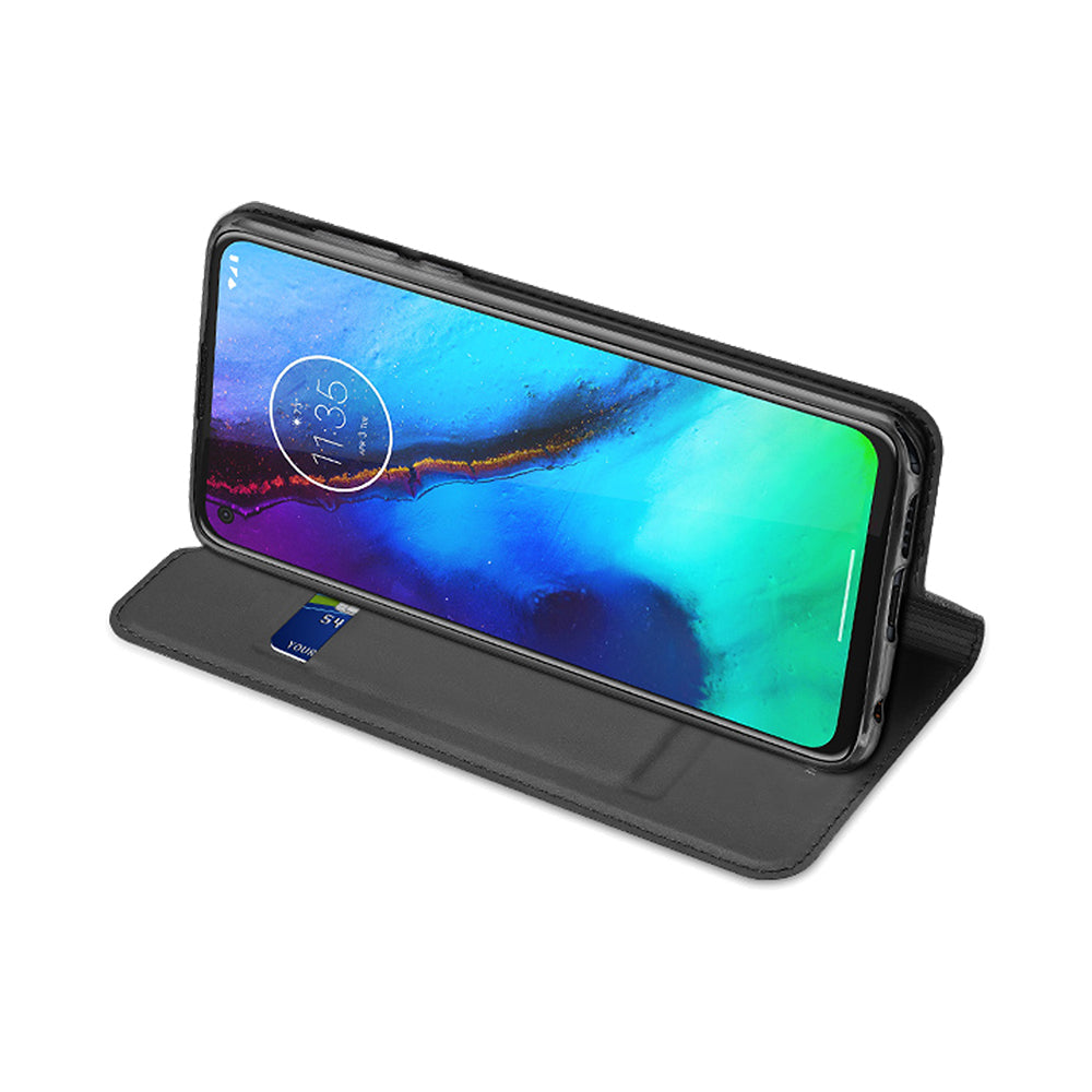 Motorola Moto G Pro standcase liggend in standpositie, toestel rust op de omgevouwen klep, pasje in het vak