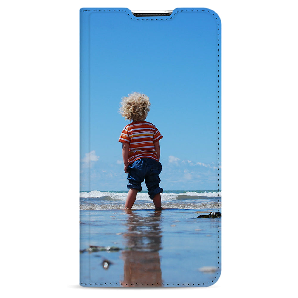 Zonnig strandbeeld met peuter met krullen bij de branding en blauwe lucht op de dichte Moto G Pro standcase