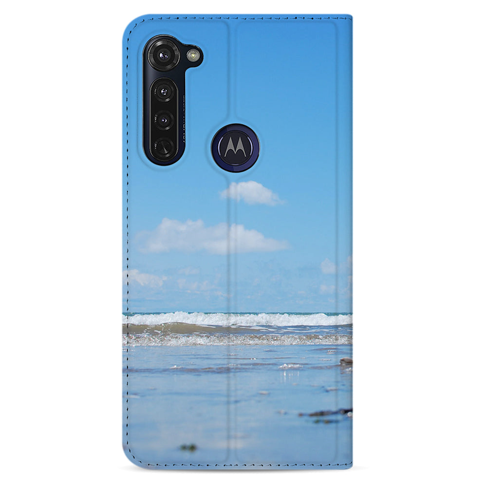 Golven en wolkjes in blauwtinten als voorbeeld op de Moto G Pro standcase, achteraanzicht met camera-uitsparingen