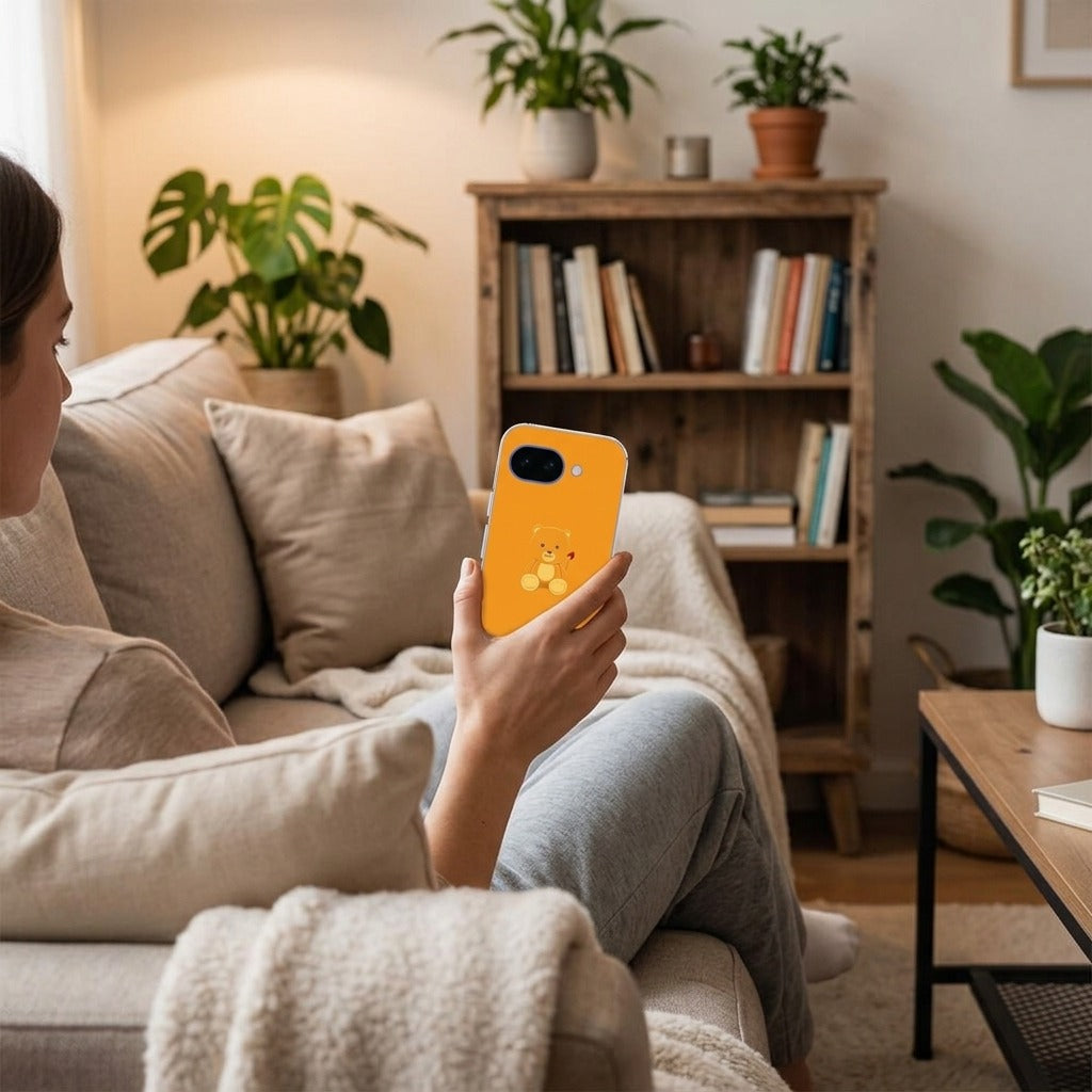 Google Pixel 10a back cover hoesje Baby Beer - lifestyle foto in huiselijke setting