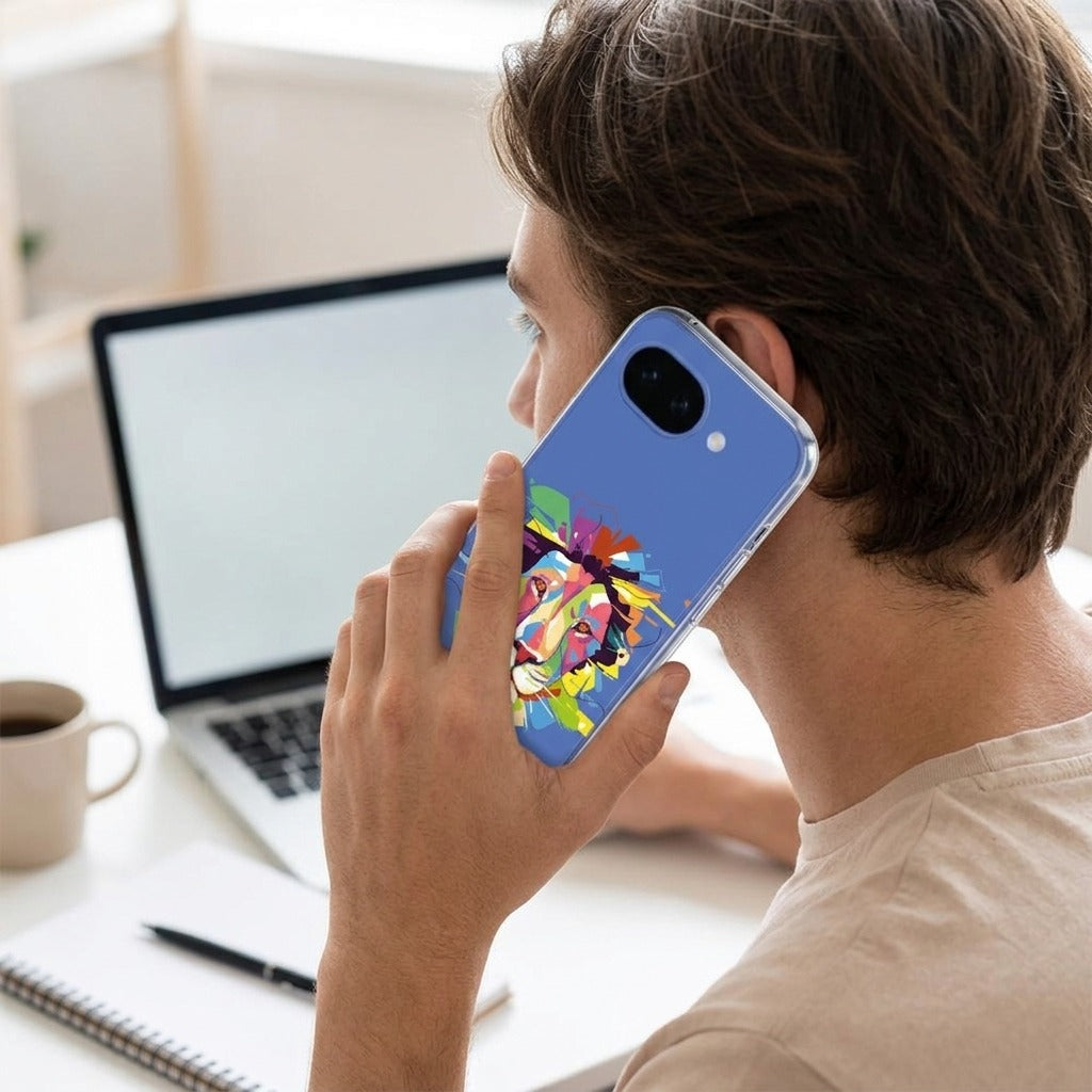 Google Pixel 10a back cover hoesje Lion Color - lifestyle foto in huiselijke setting