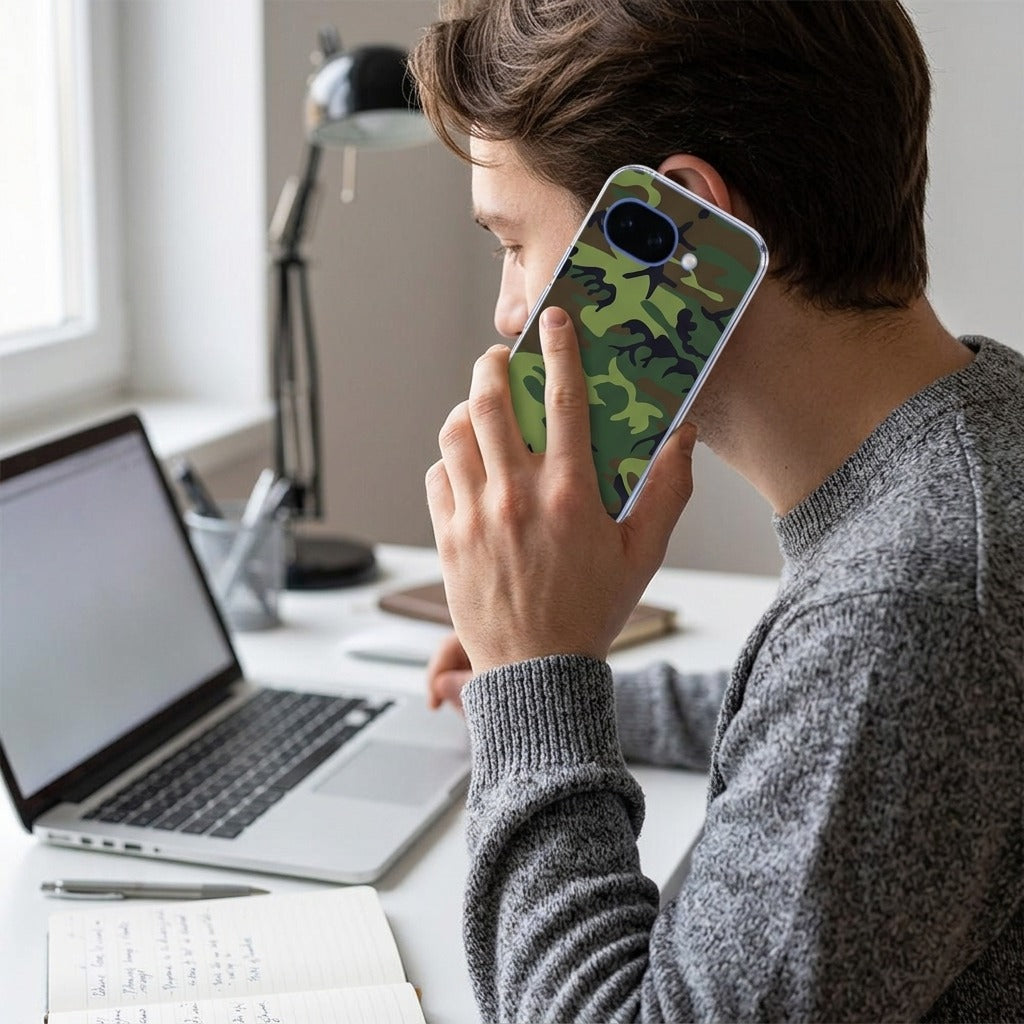 Google Pixel 10a siliconen hoesje Army Dark - lifestyle foto in huiselijke setting