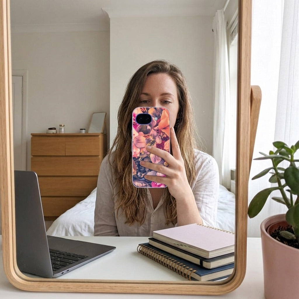 Siliconen hoesje Google Pixel 10a Bosje Bloemen - lifestyle foto in huiselijke setting