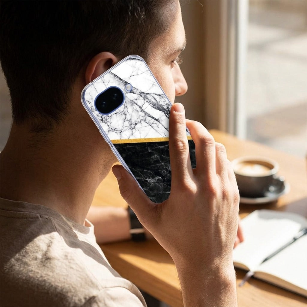 Siliconen hoesje Google Pixel 10a Marble White Black - lifestyle foto in huiselijke setting