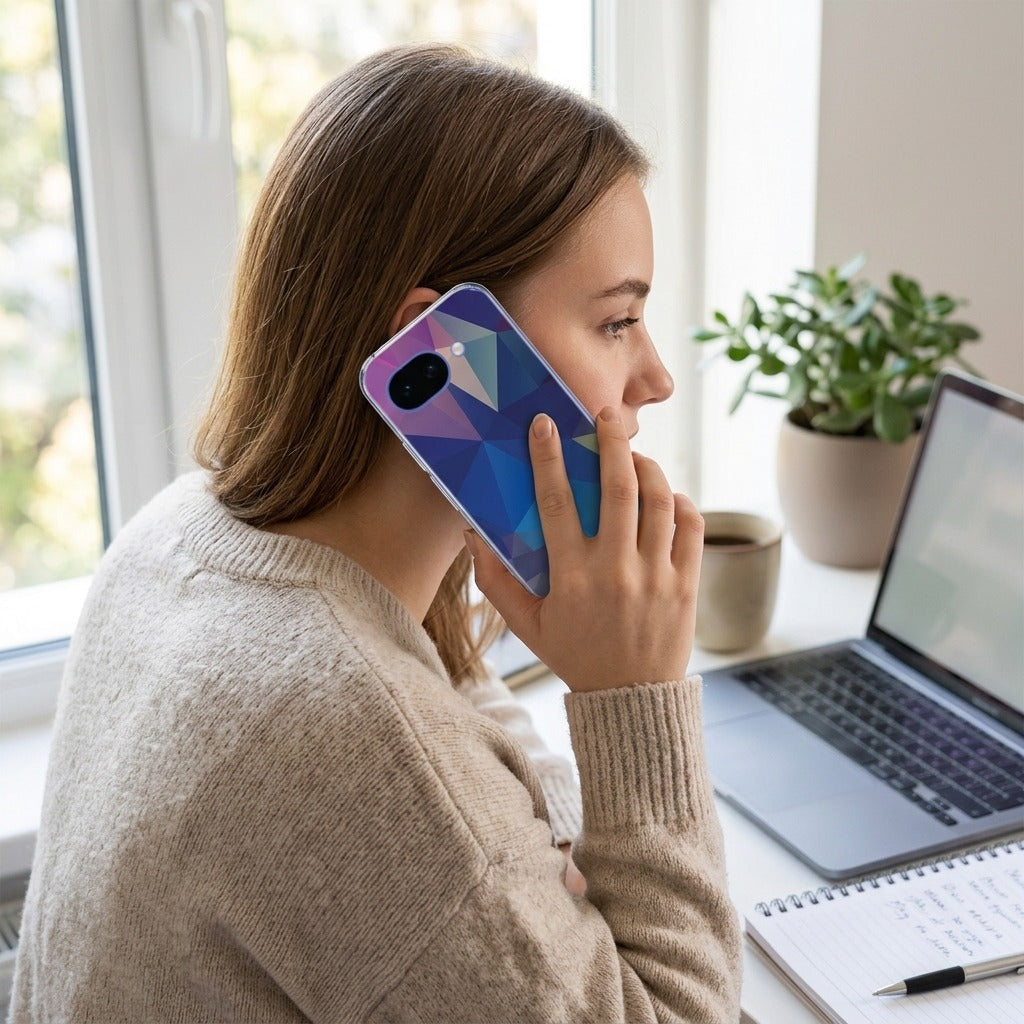 Siliconen hoesje Google Pixel 10a Polygon Dark - lifestyle foto in huiselijke setting