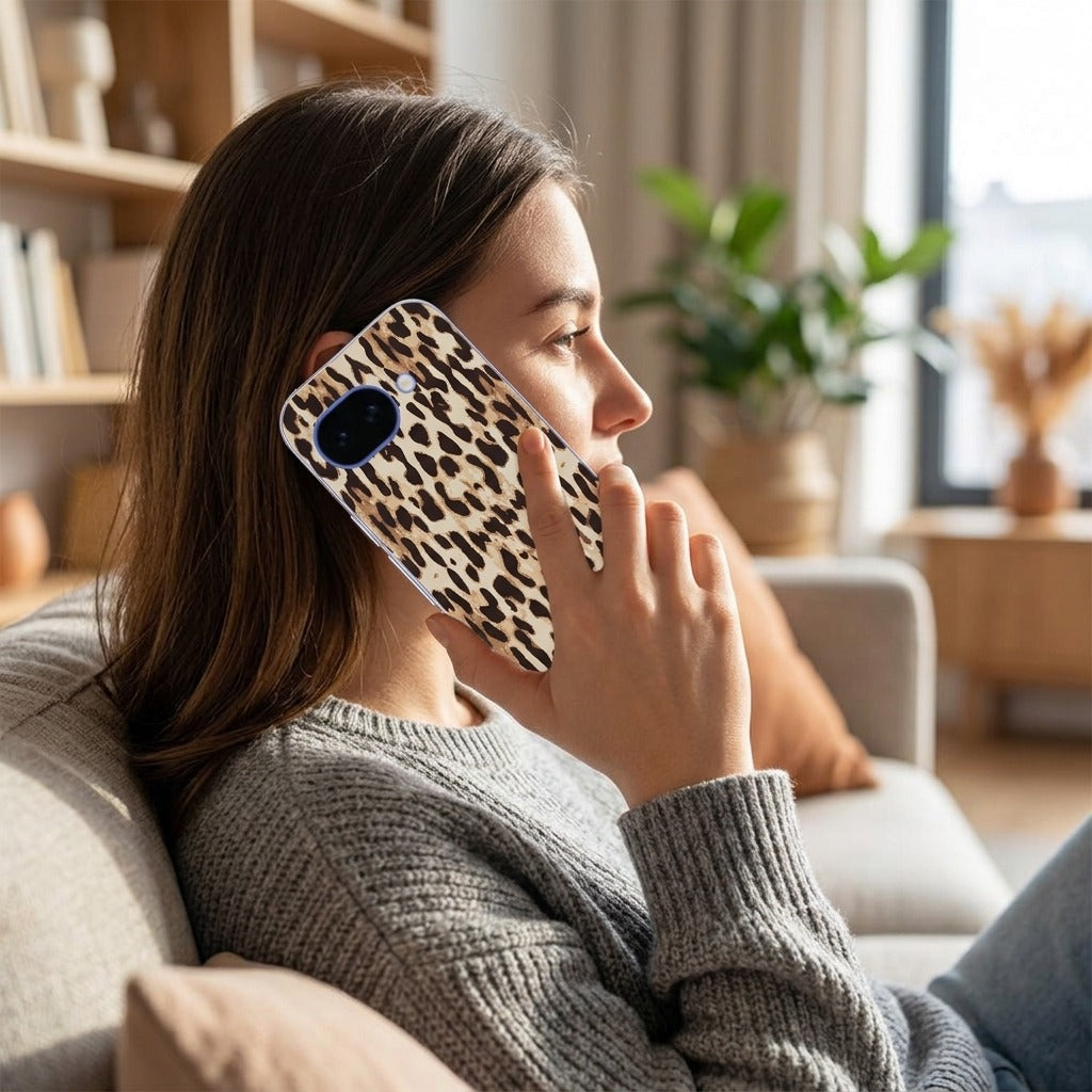 Google Pixel 10a softcase hoesje Leopard - lifestyle foto in huiselijke setting