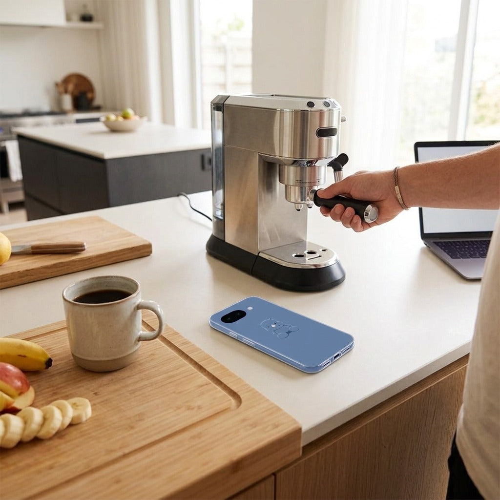 Google Pixel 10a TPU hoesje Baby Rhino - lifestyle foto in huiselijke setting