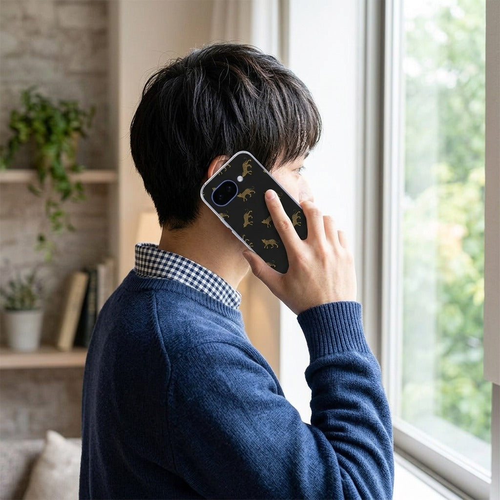TPU hoesje Google Pixel 10a Leopards - lifestyle foto in huiselijke setting