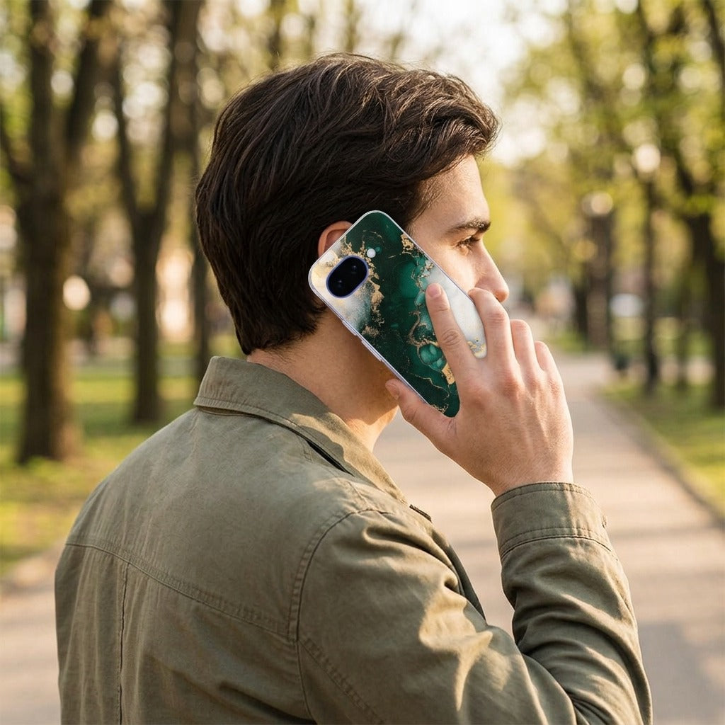 Google Pixel 10a TPU hoesje Marmer Groen - lifestyle foto in huiselijke setting