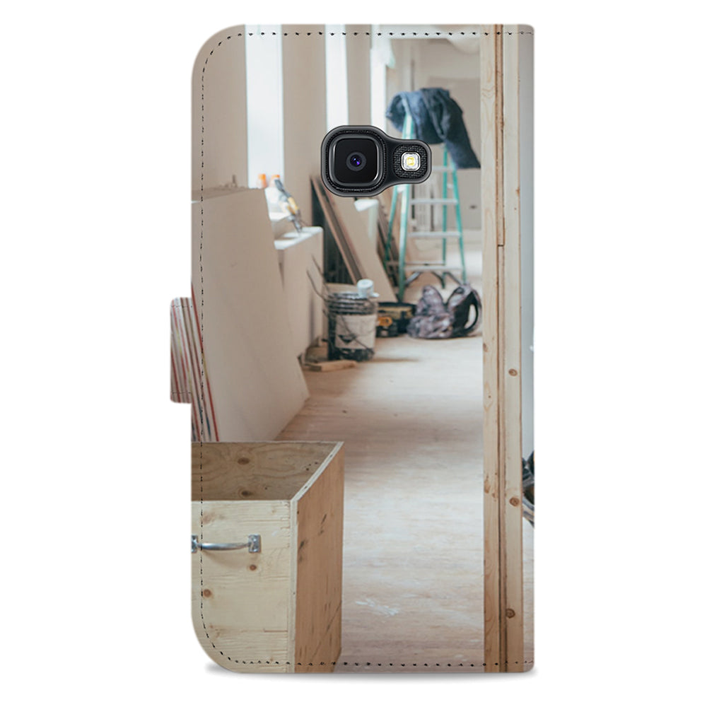 Achterkant van de Xcover 4 en 4s bookcase met camera-uitsparing en een gang vol bouwmateriaal tijdens een verbouwing