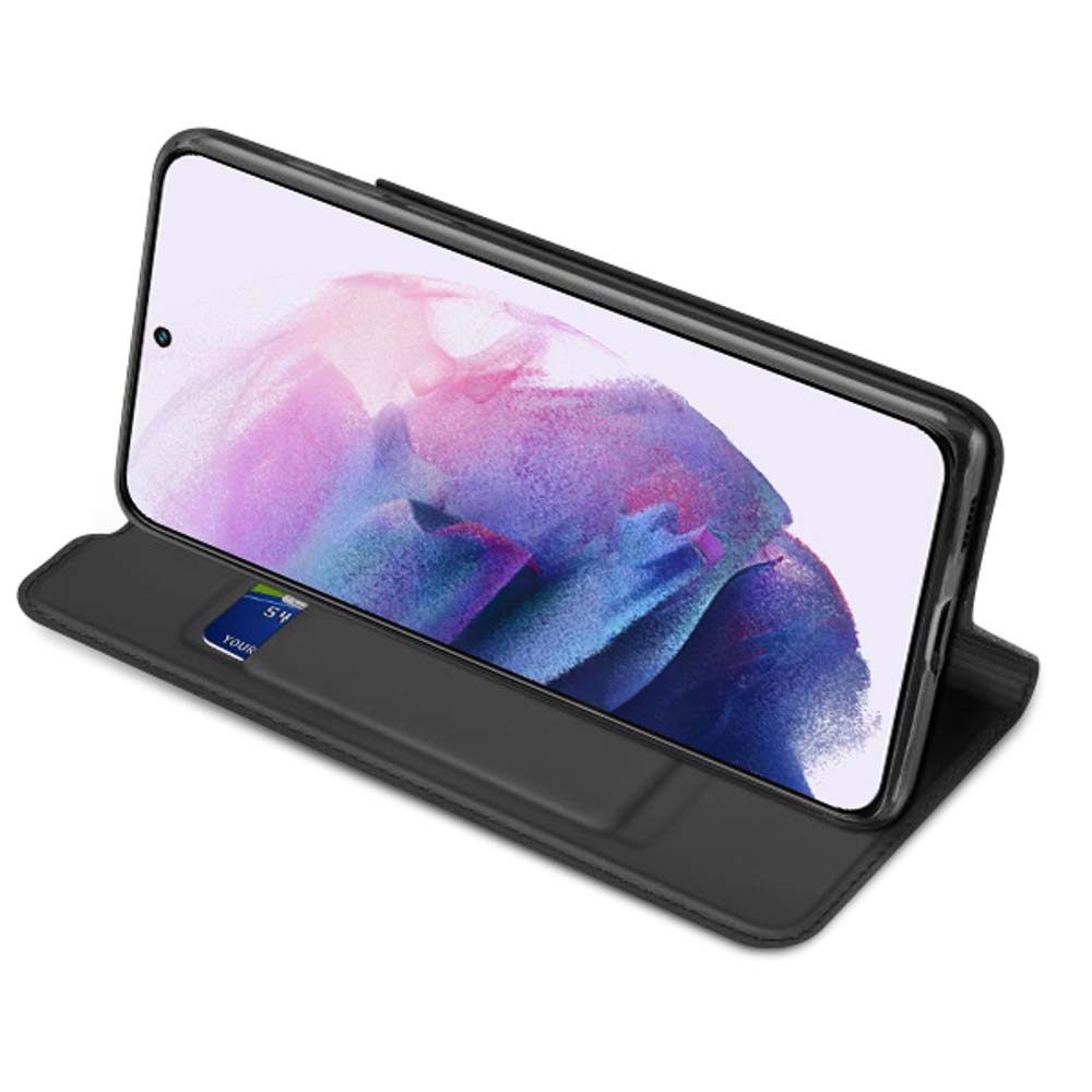 Galaxy S22 standcase in standpositie: klep omgevouwen als standaard, toestel liggend en pasjesvak zichtbaar
