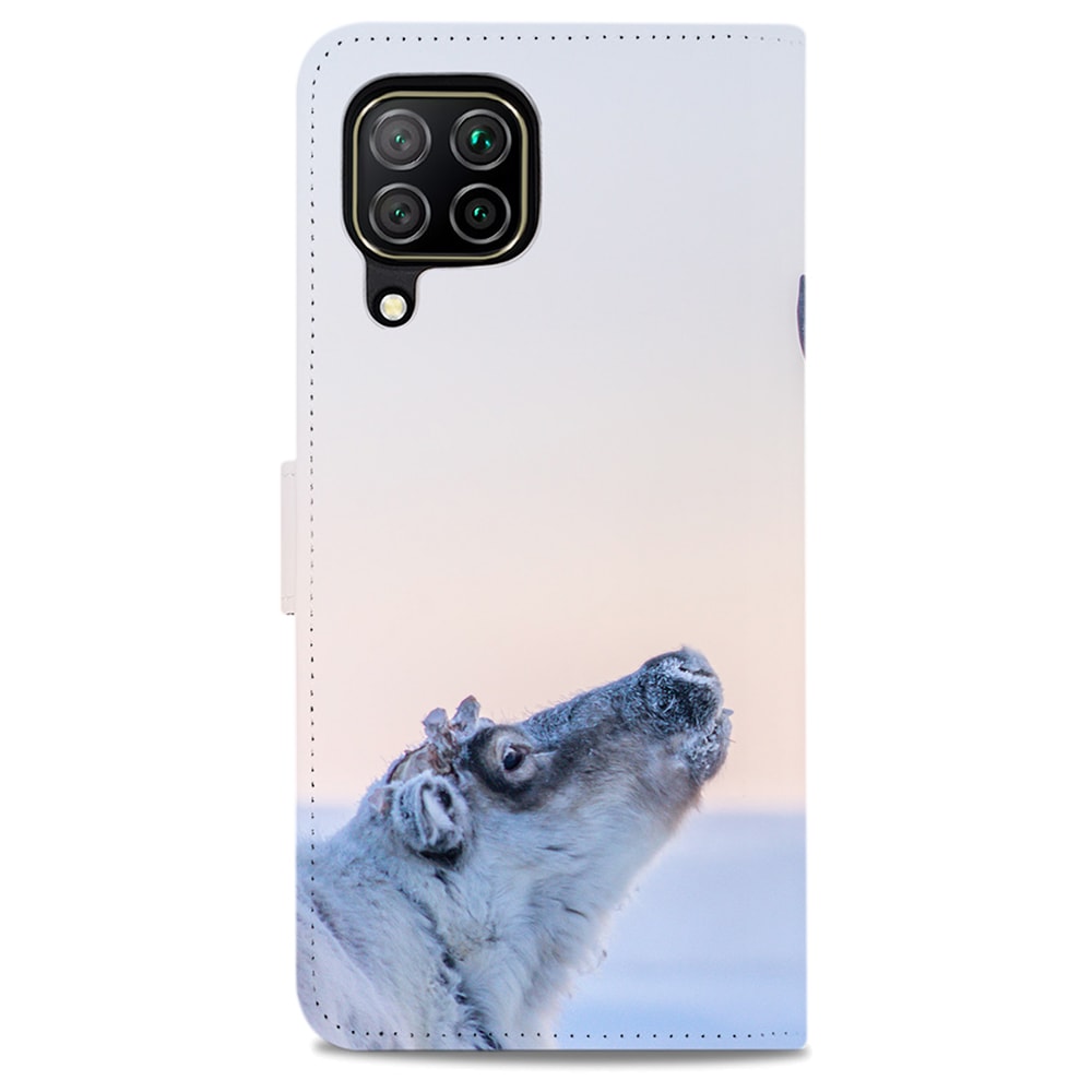 Achterzijde van de Huawei P40 Lite bookcase met vierkante camera-uitsparing en een rendier dat omhoog kijkt