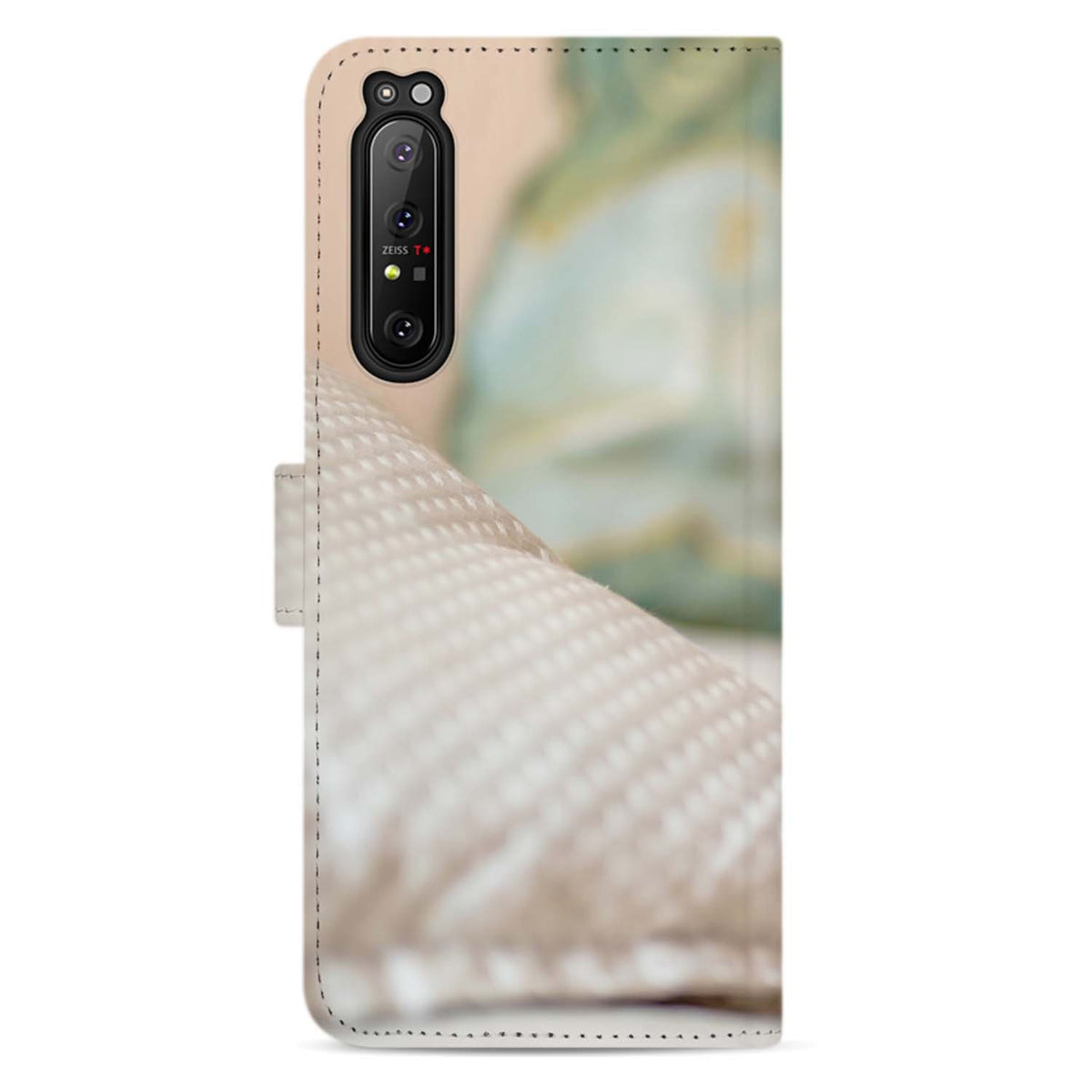 Achterkant van de Sony Xperia 1 II bookcase met beige stof en de smalle, verticale camera-uitsparing