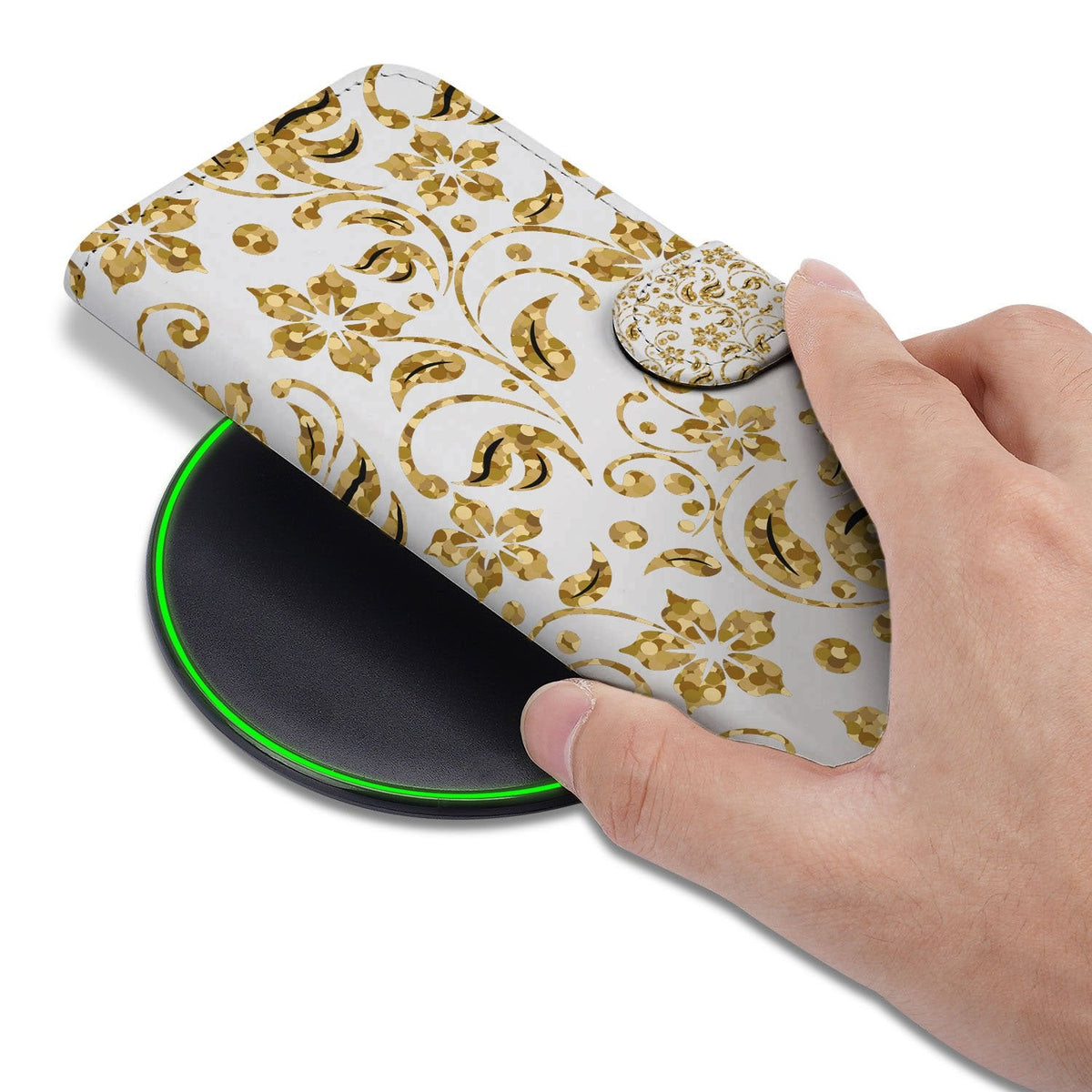 Het Gouden Bloemen pasjeshoesje om een iPhone 18 Pro Max, vastgehouden in één hand