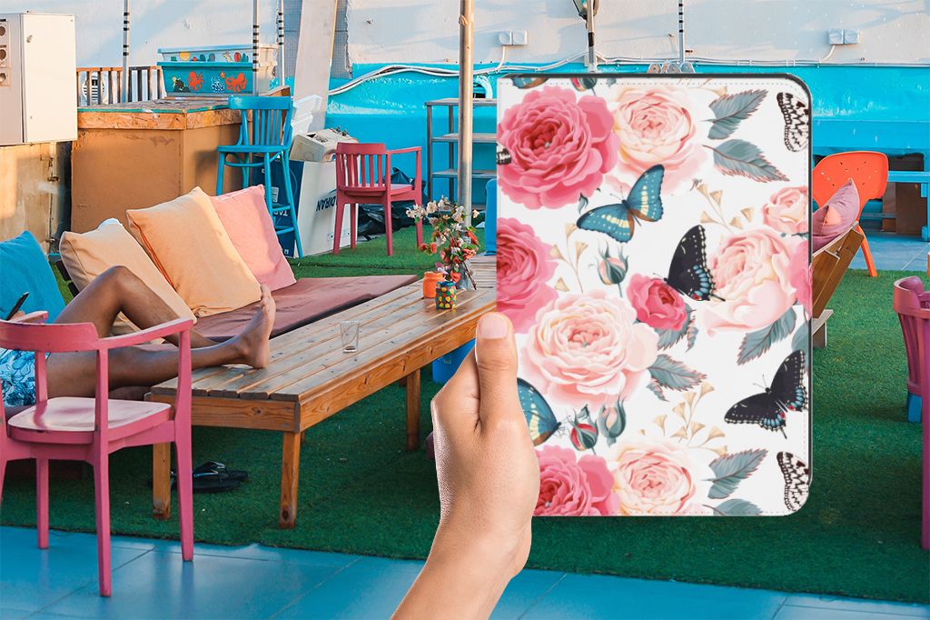 iPad (2022) 10.9 Tablet Cover Butterfly Roses design hand perspectief