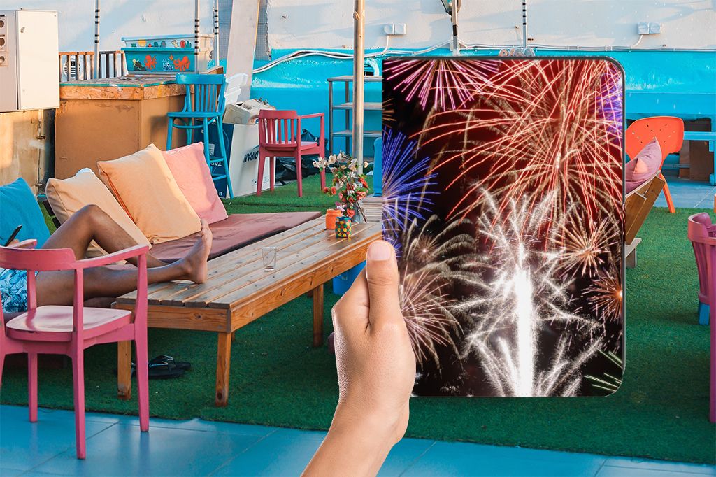 iPad (2022) 10.9 Tablet Hoes met standaard Vuurwerk vuurwerk design hand vastgehouden buiten setting