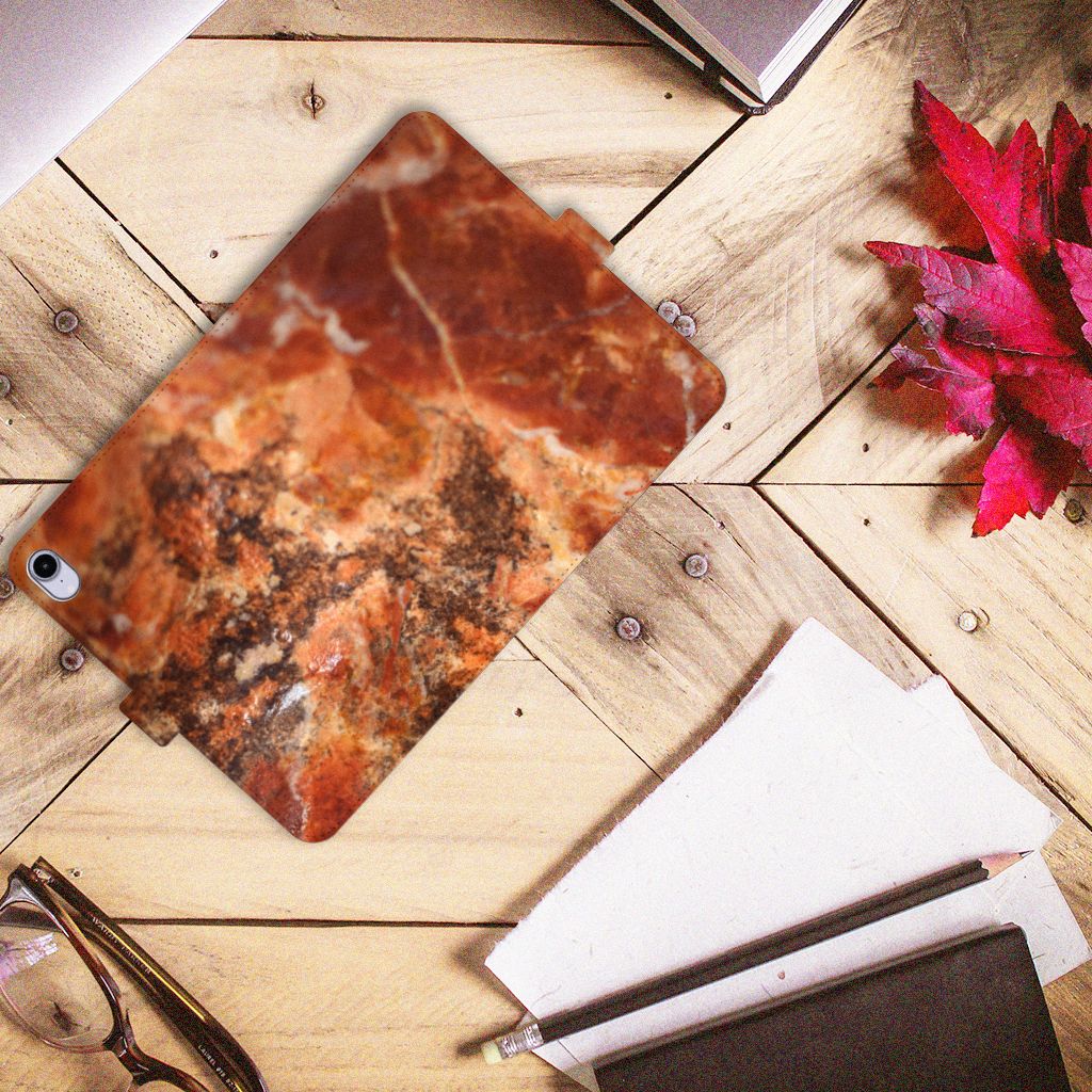 iPad Mini 6 marmer bruine tablet hoesje op een houten tafel met boek en bril