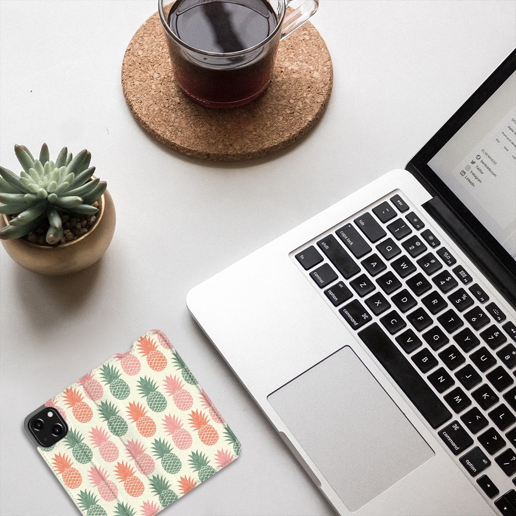 iPhone 13 Mini Flip Style Cover Ananas telefoonhoesje met ananas ontwerpen op bureau naast laptop