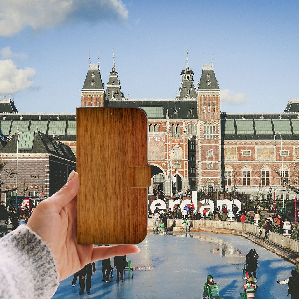 iPhone 13 Pro Max Book Style Case Donker Hout hand voorzijde Amsterdam