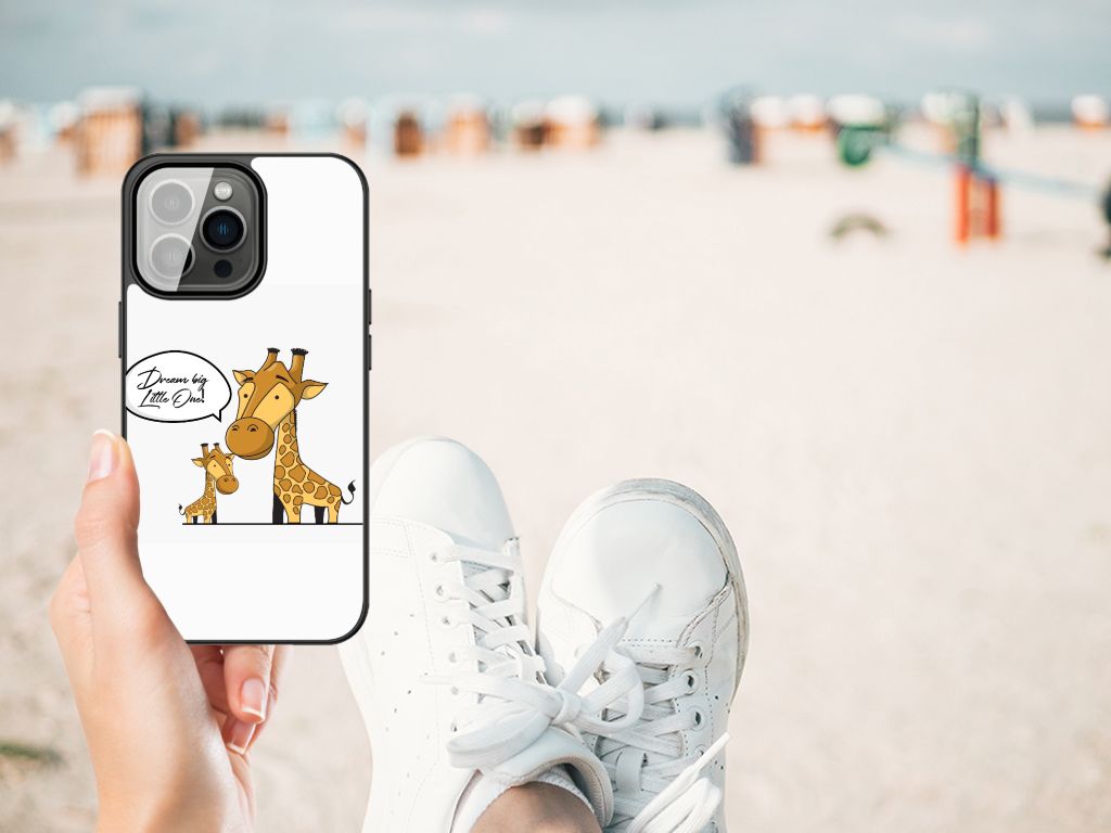 Apple iPhone 13 Pro Max Hoesje Giraffe illustratie achterkant hand strand