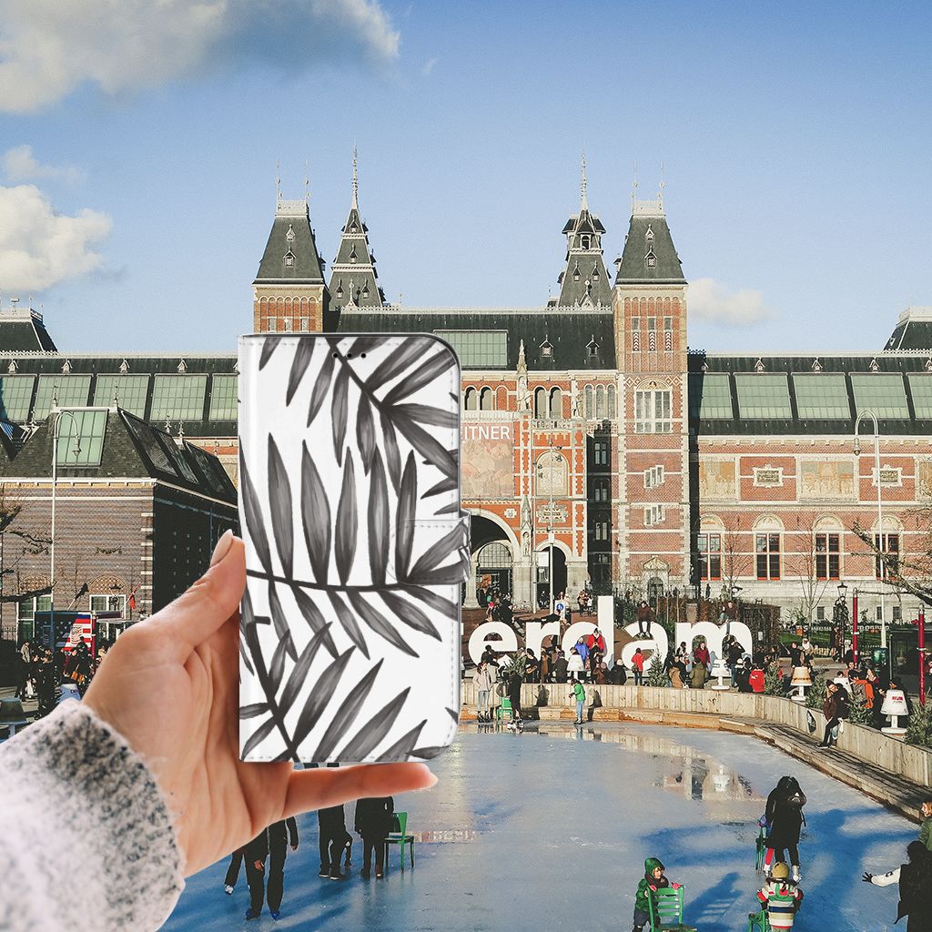 iPhone 13 Pro Max Hoesje Leaves Grey handhoudend achtergrond Amsterdam
