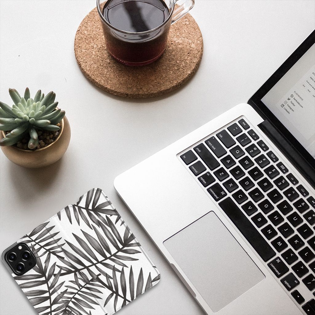 Apple iPhone 13 Pro Max Smart Cover Leaves Grey bovenaanzicht tafel met laptop en planten