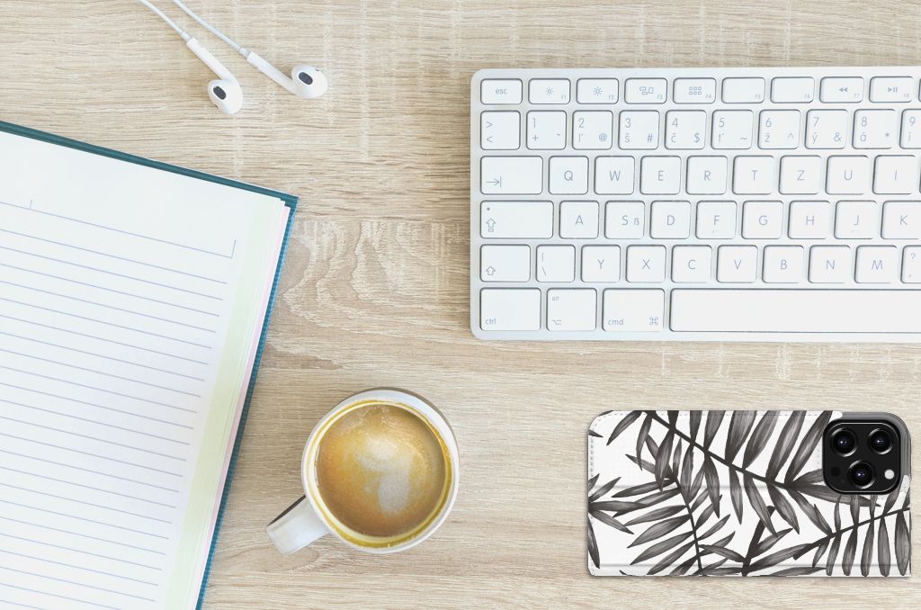 iPhone 13 Pro Max Smart Cover Leaves Grey bovenaanzicht bureau koffie notitieboek toetsenbord