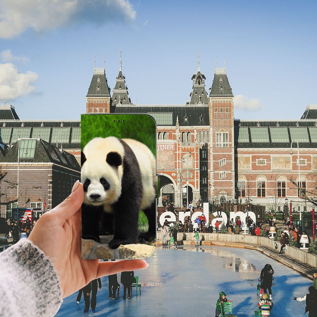 iPhone 13 Pro Max Telefoonhoesje met Pasjes Panda panda hand voorzijde