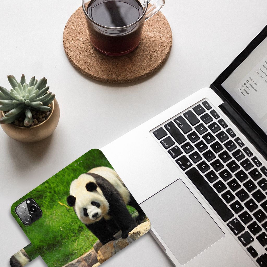 iPhone 13 Pro Max Telefoonhoesje met Pasjes Panda panda design bovenaanzicht