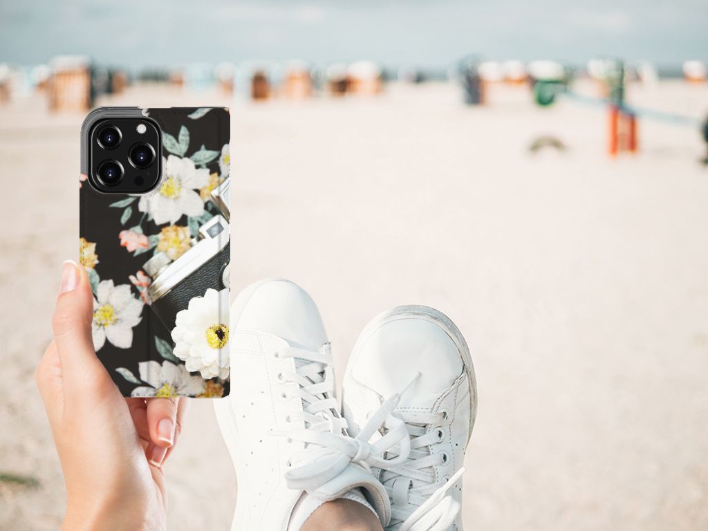 iPhone 13 Pro Stand Case Vintage Camera bloemenstrand handschokperspectief