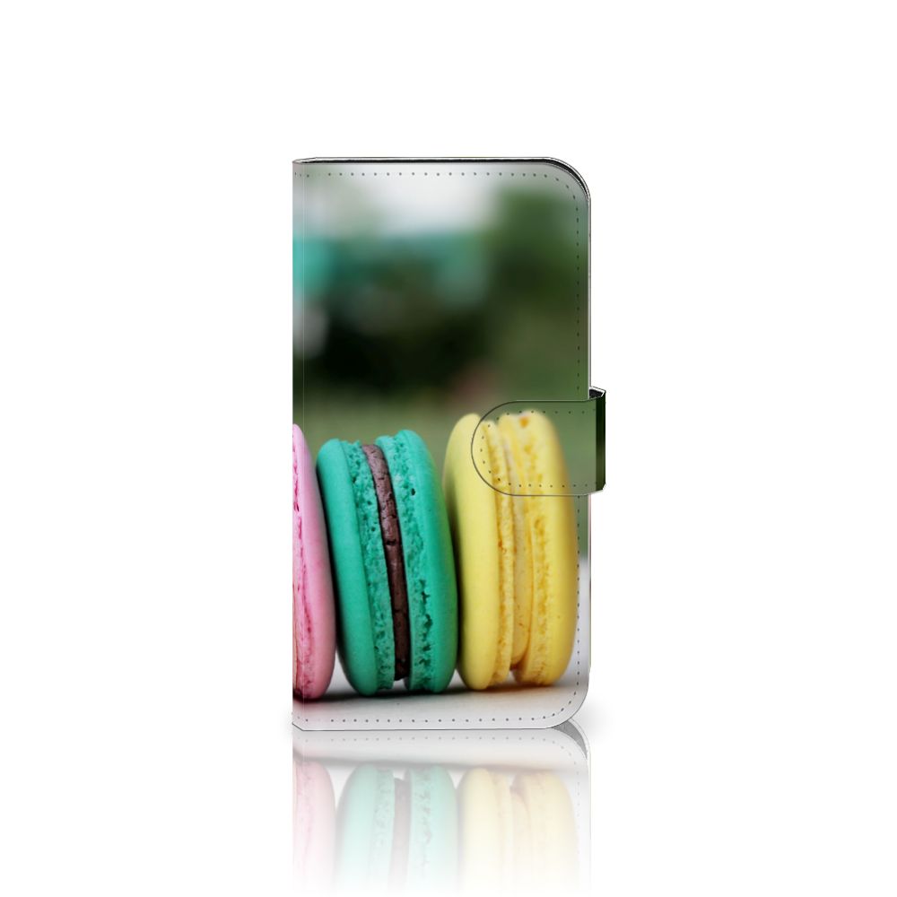 iPhone 15 Book Cover Macarons met kleurrijke macarons in pastelkleuren zoals groen, roze en geel.