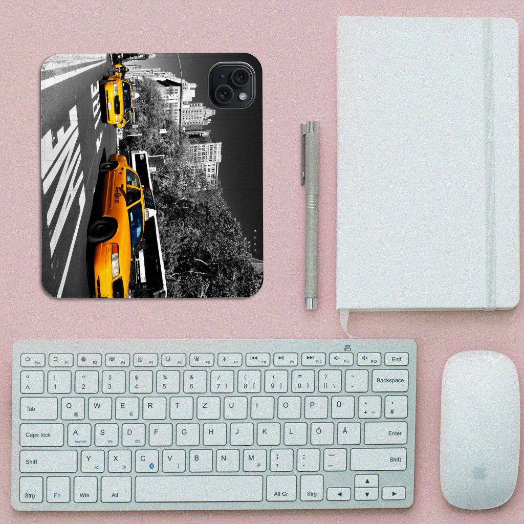 iPhone 15 Book Cover New York Taxi met een afbeelding van gele taxi's in de stad.