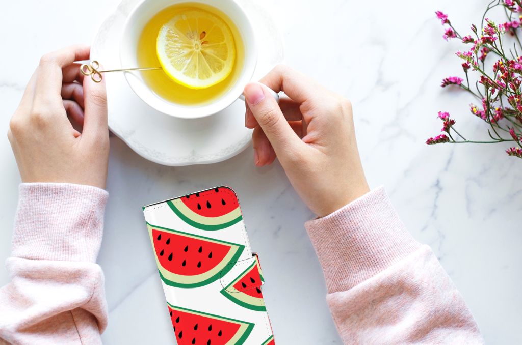 iPhone 15 Book Cover Watermelons met vrolijk watermeloenontwerp en een hand met een kopje thee 🍉.